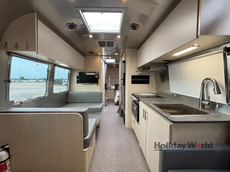 2025 Airstream RV Flying Cloud 28RB - Photo 4