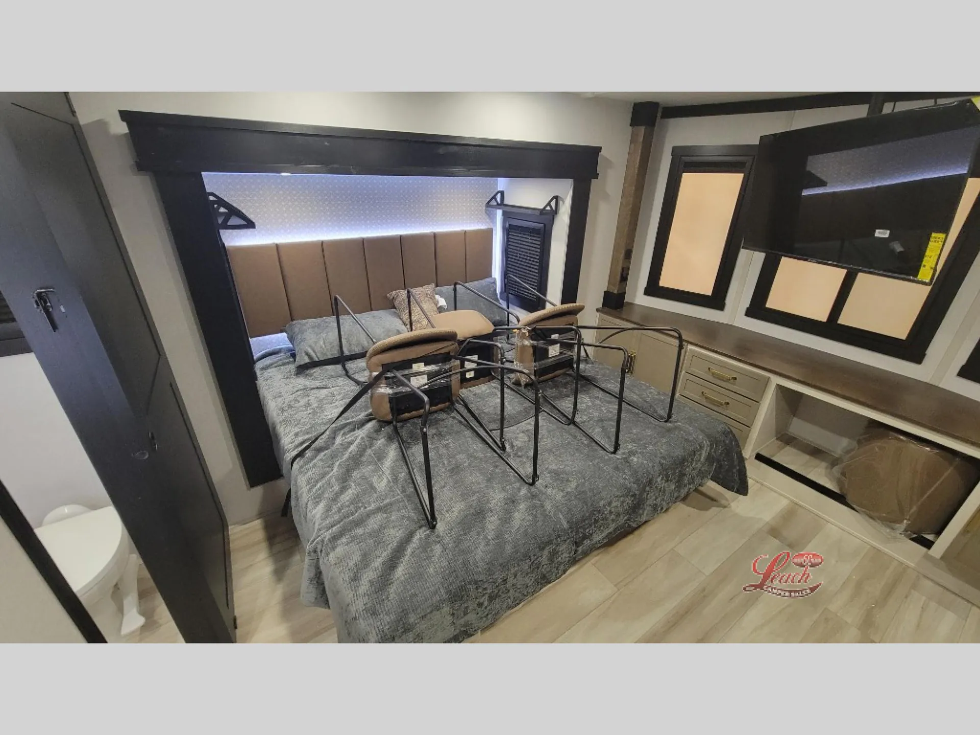 2027 Forest River Wildwood Heritage Glen ROOST43 — Photo 5