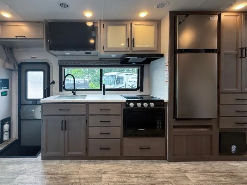 2024 Thor Motor Coach Magnitude 24C - Photo 4