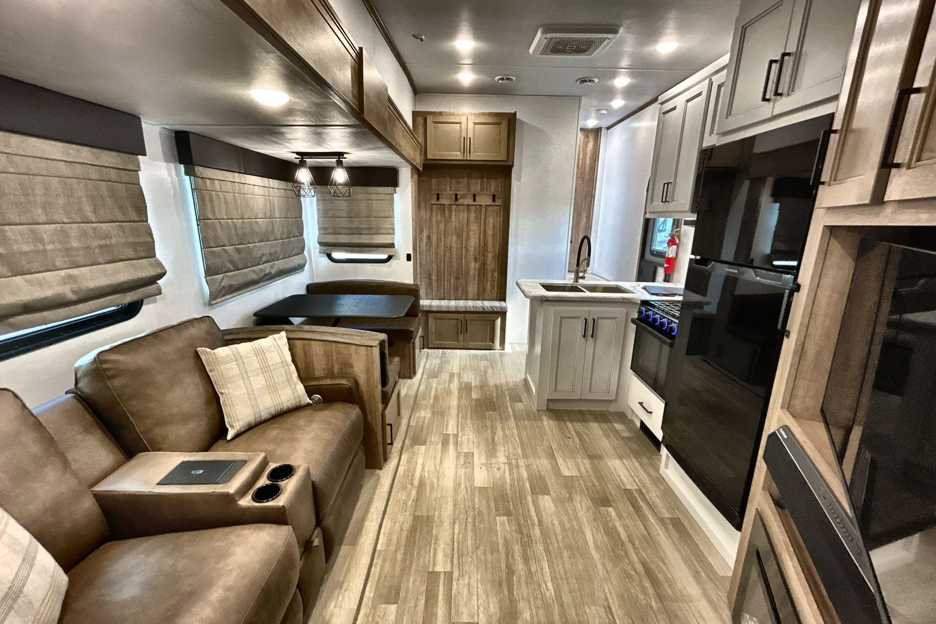 2024 Keystone Arcadia Super Lite 288SLBH — living area main