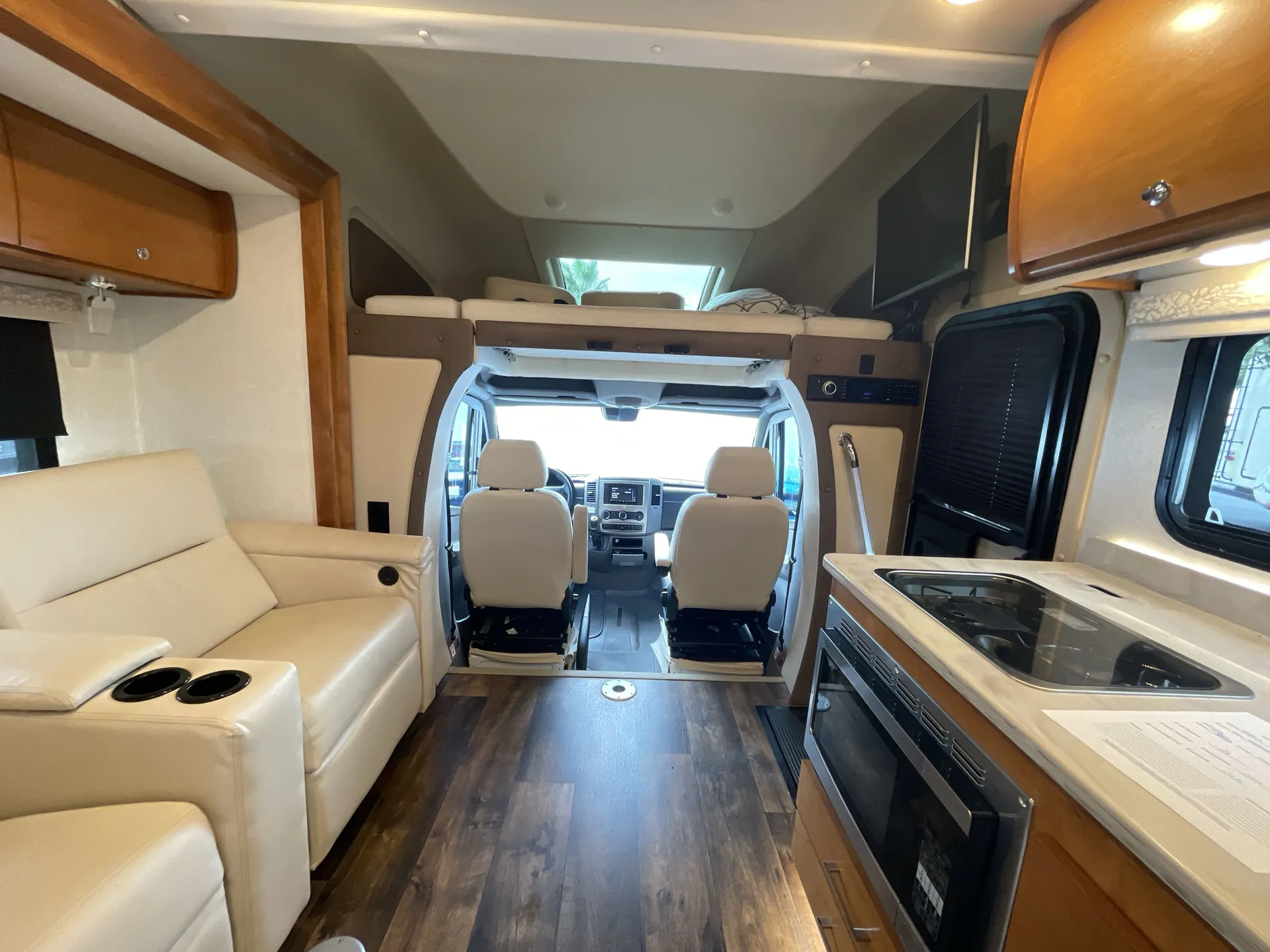2019 Tiffin Wayfarer 25 QW — living area main