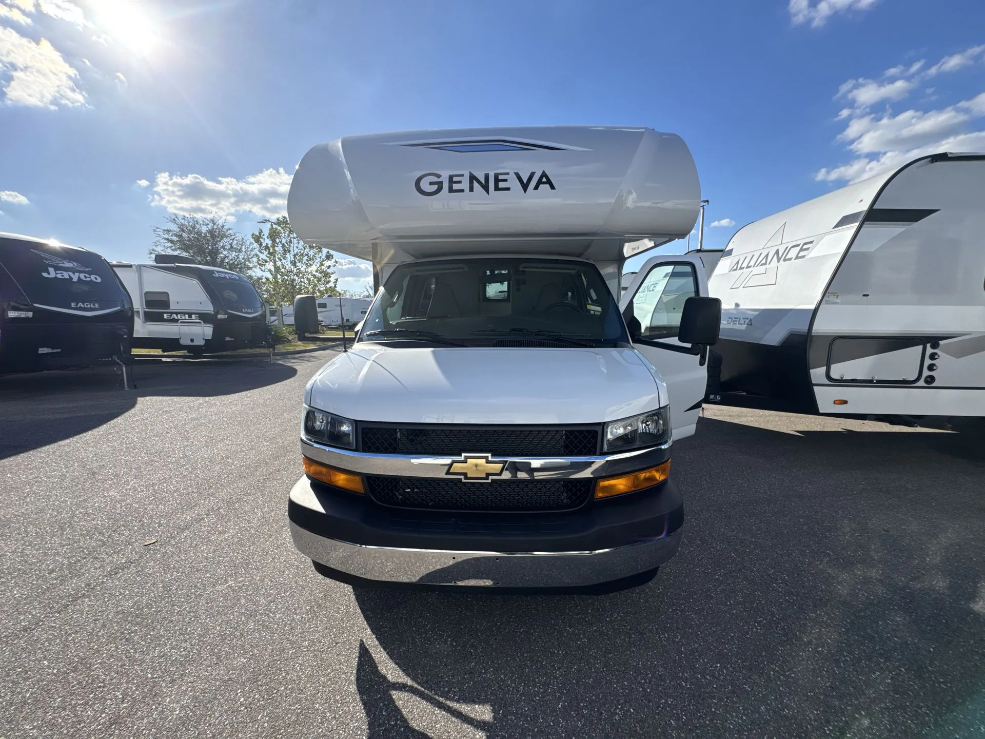2026 Thor Motor Coach Geneva 19VX - Photo 2