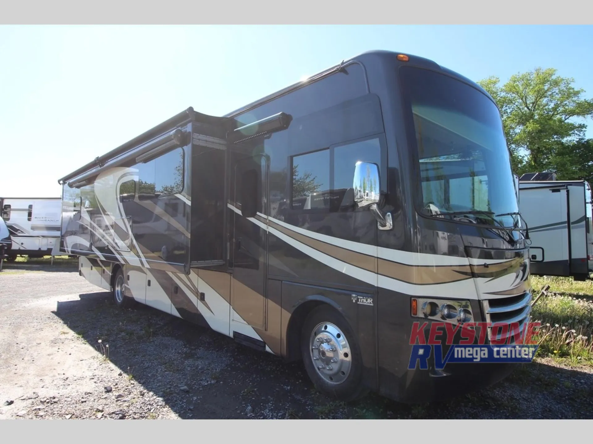 2017 Thor Motor Coach Miramar 35.2 - Photo 3