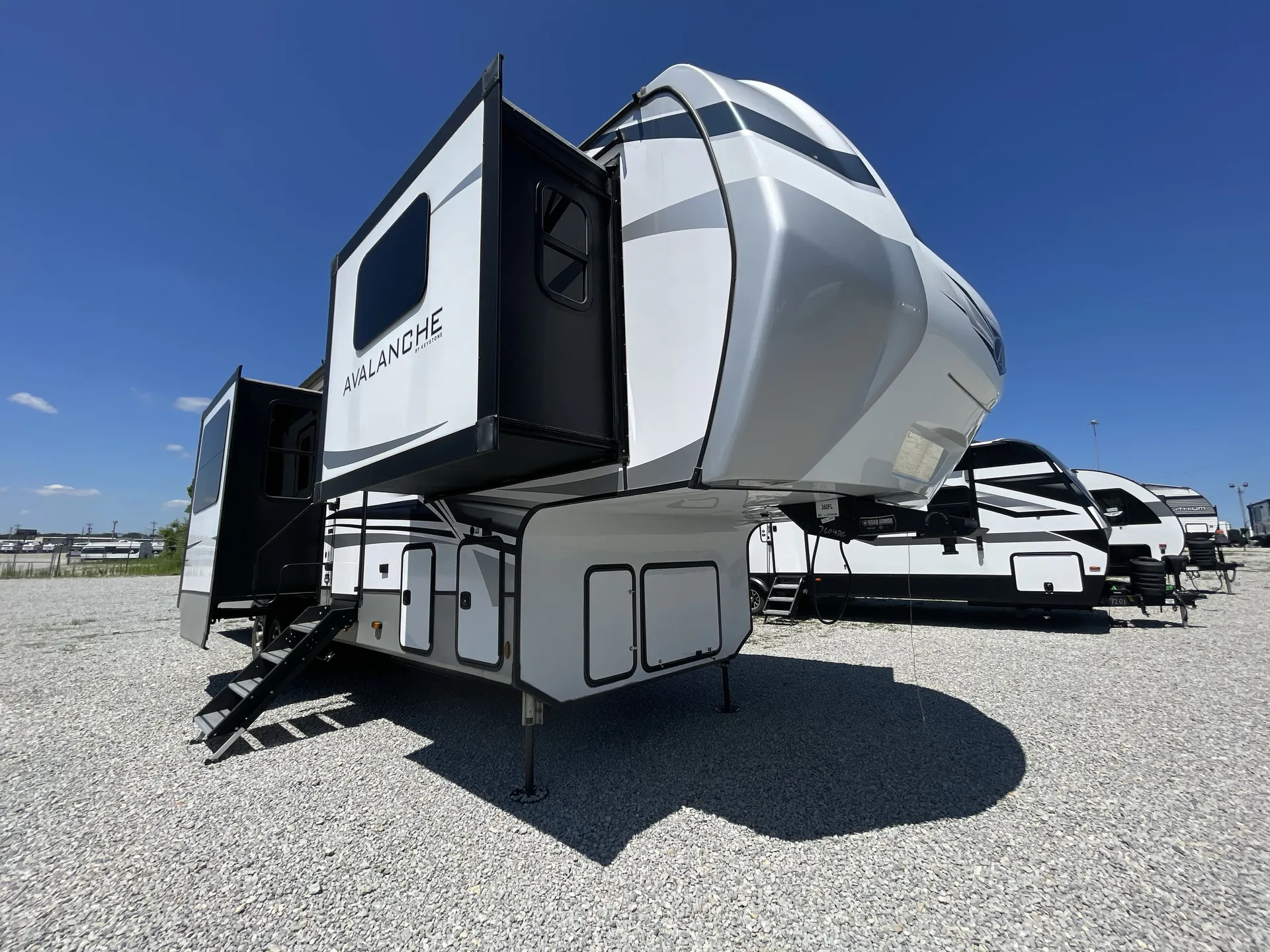 2023 Keystone Avalanche 360FL - Photo 2