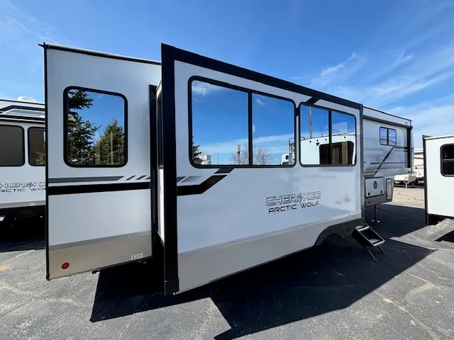 2025 CHEROKEE Arctic Wolf 3250 SUITE - Photo 3