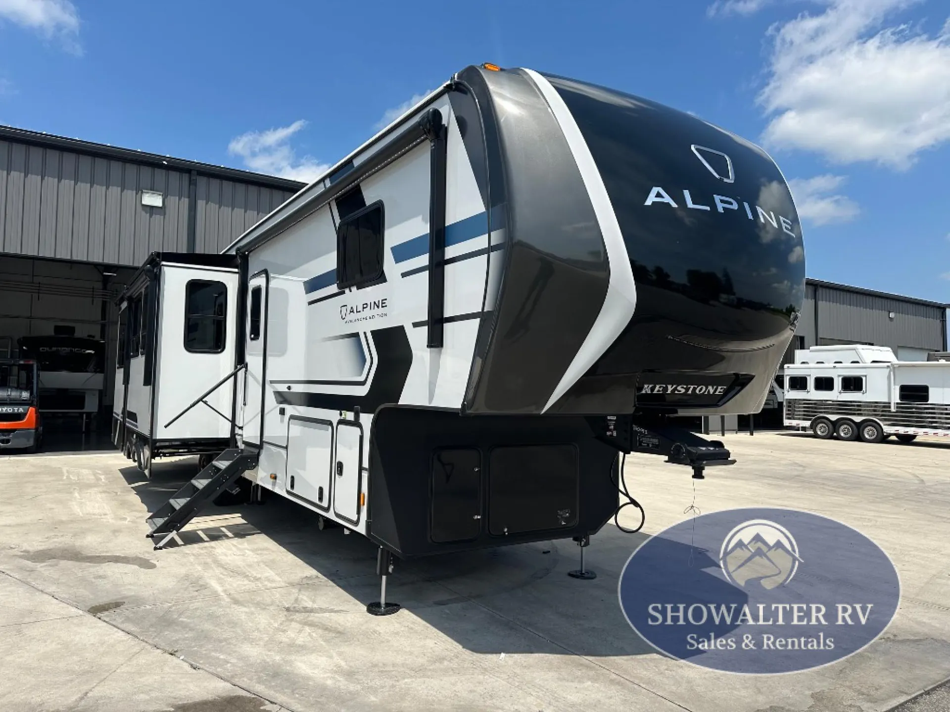 2026 Keystone Alpine Avalanche Edition 366LS - Photo 2