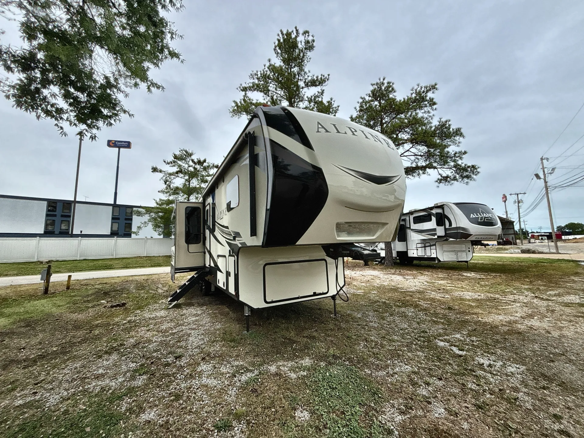 2019 Keystone Alpine 3021RE - Photo 2