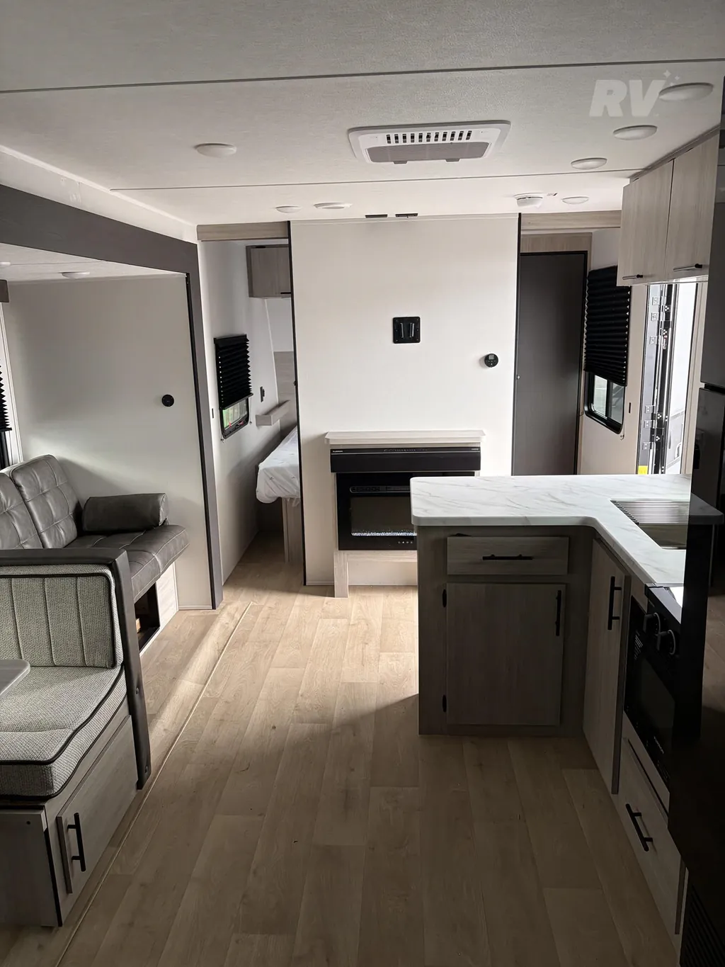 2027 East to West Della Terra 280BH, Photos photo 11