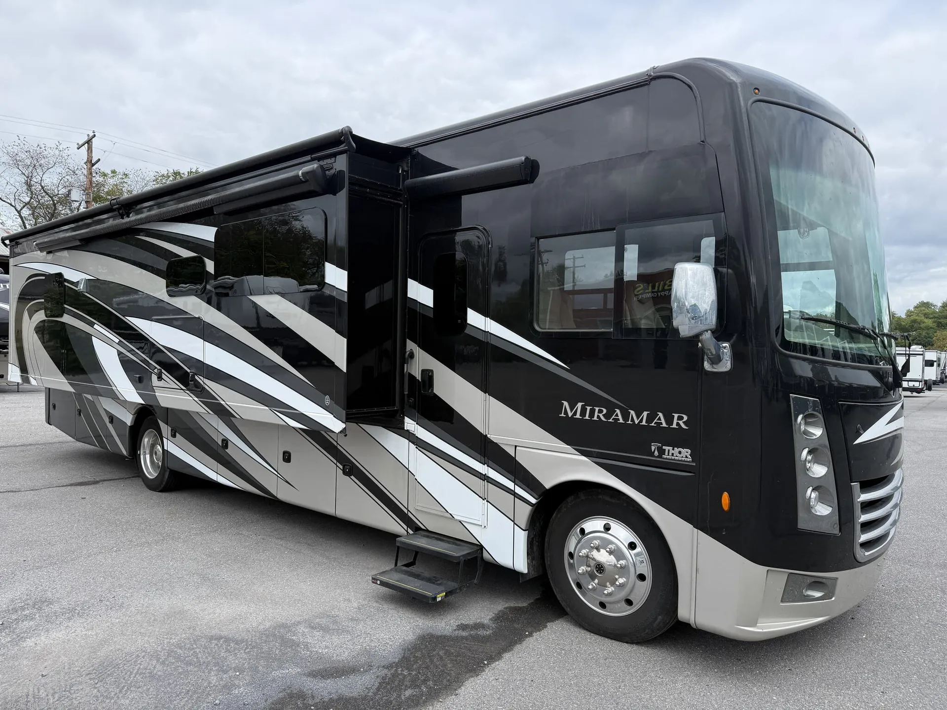 2019 Thor Motor Coach Miramar 35.2 - Photo 2