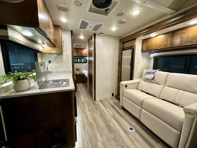 2020 Tiffin Motorhomes Wayfarer Used    24 TW - Photo 2