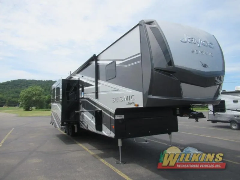2027 Jayco Seismic 395 - Photo 3