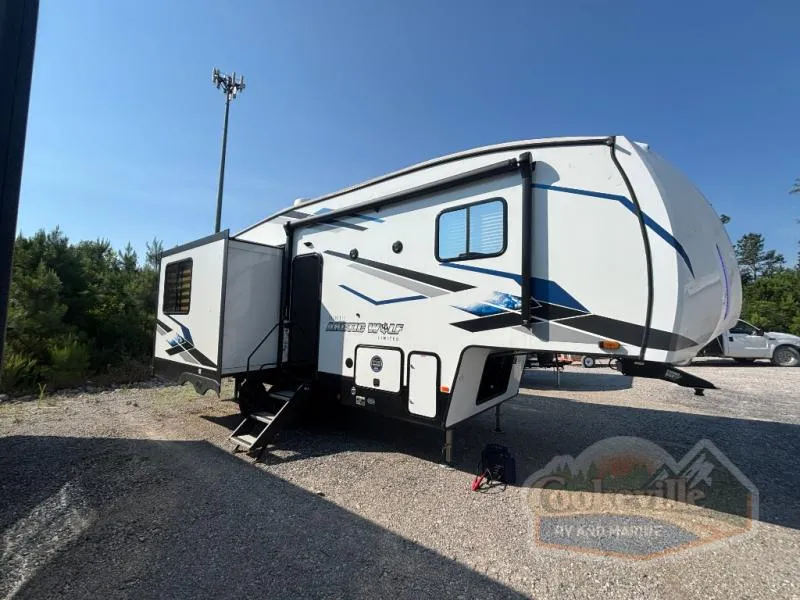 2024 Forest River Cherokee Arctic Wolf 27SGS - Photo 3