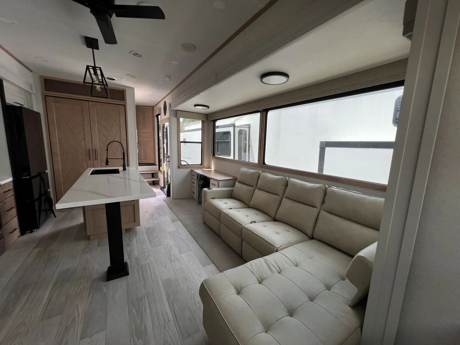 2026 Forest River Sandpiper 3900HBLR — Photo 6