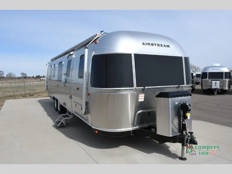 2026 Airstream Classic 33FB - Photo 2
