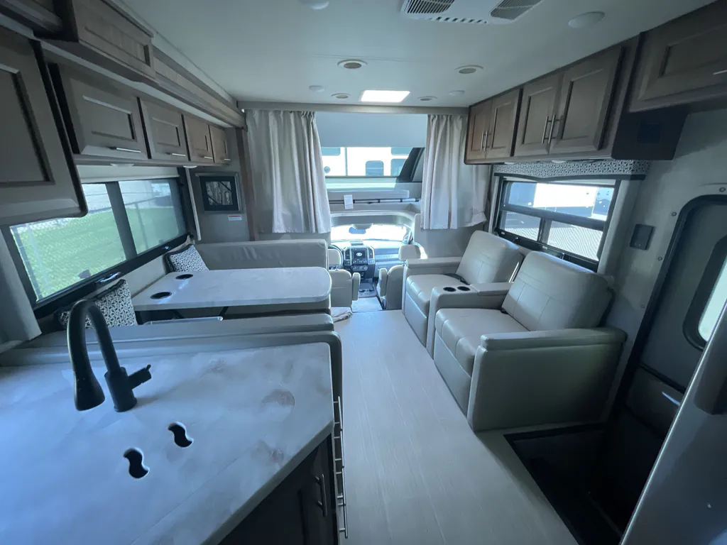 2022 Thor Motor Coach Magnitude RS36, Photos photo 3