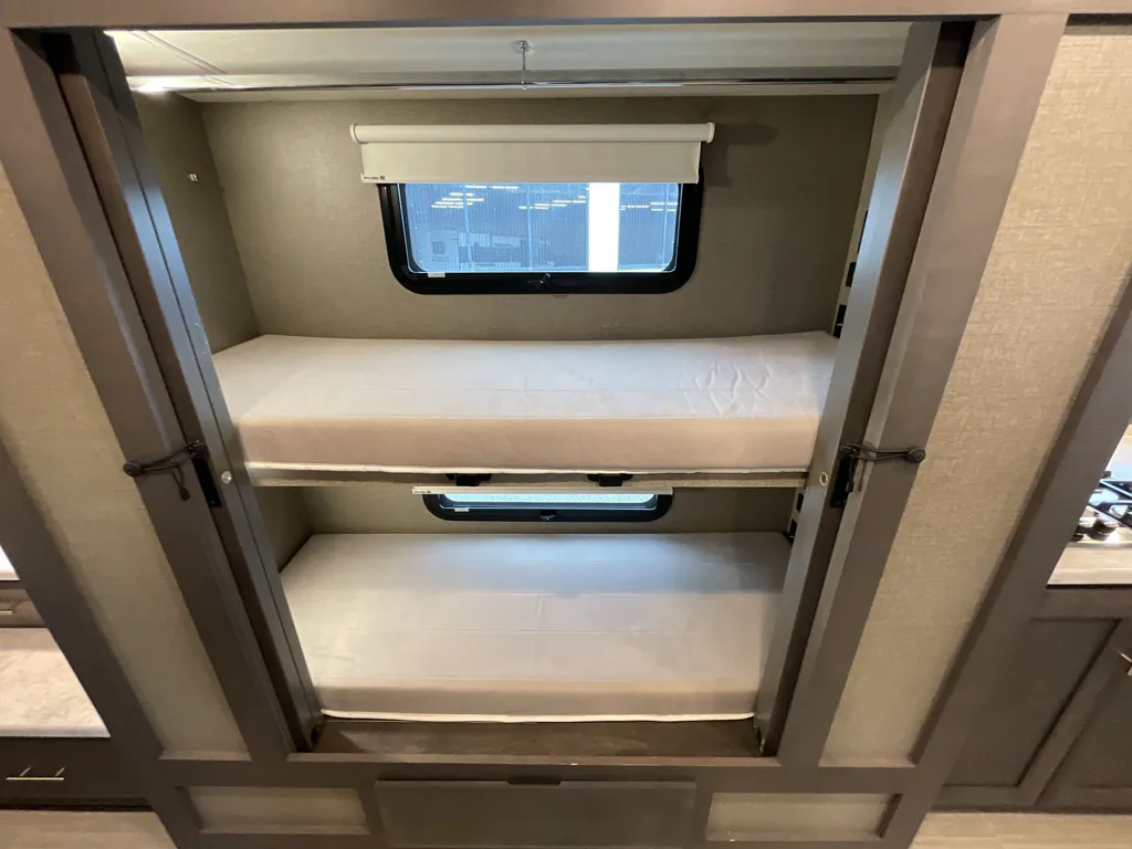 2022 Thor Motor Coach Magnitude RS36, Photos photo 17
