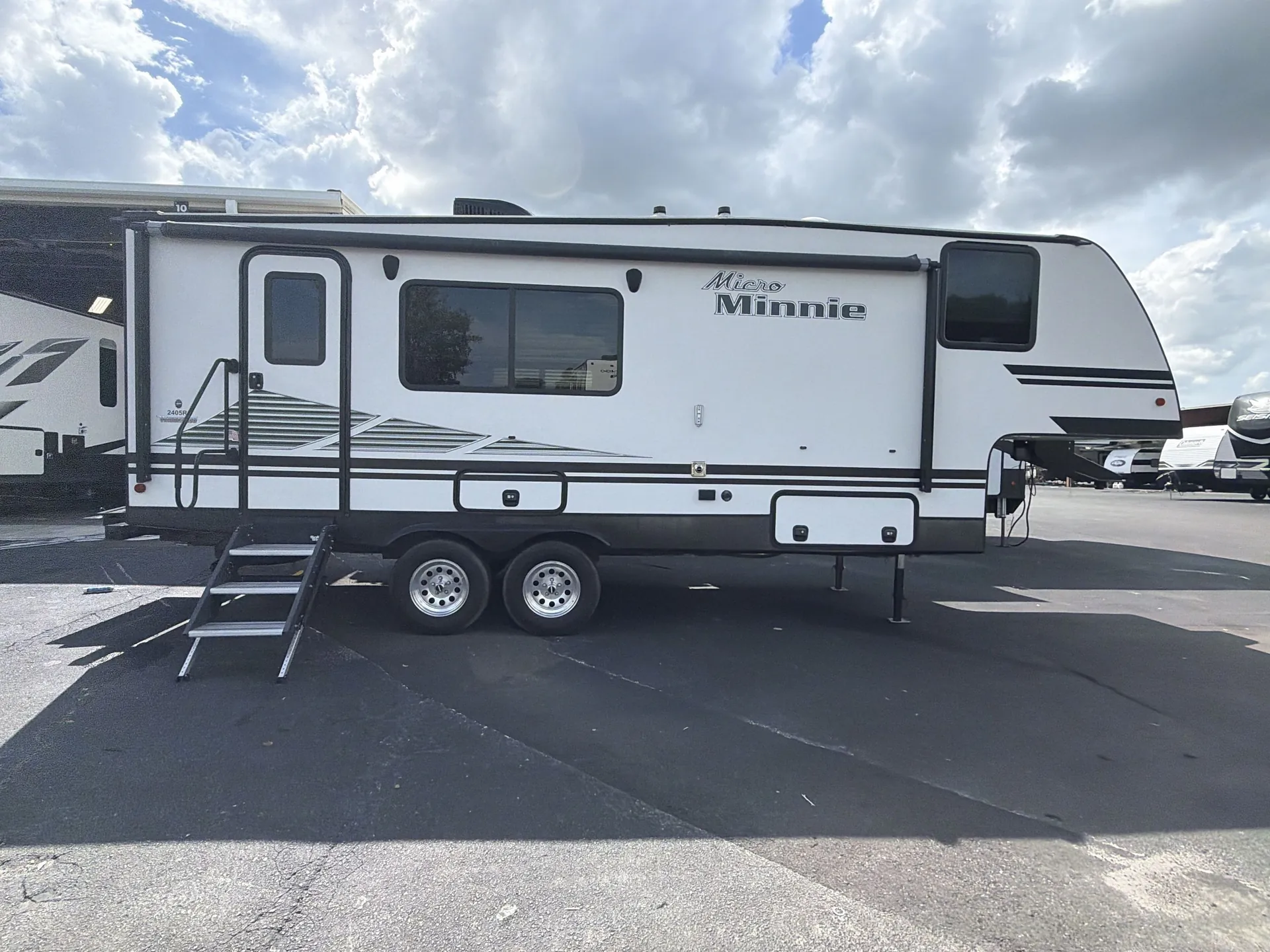 2020 Winnebago Micro Minnie 2405RG — front