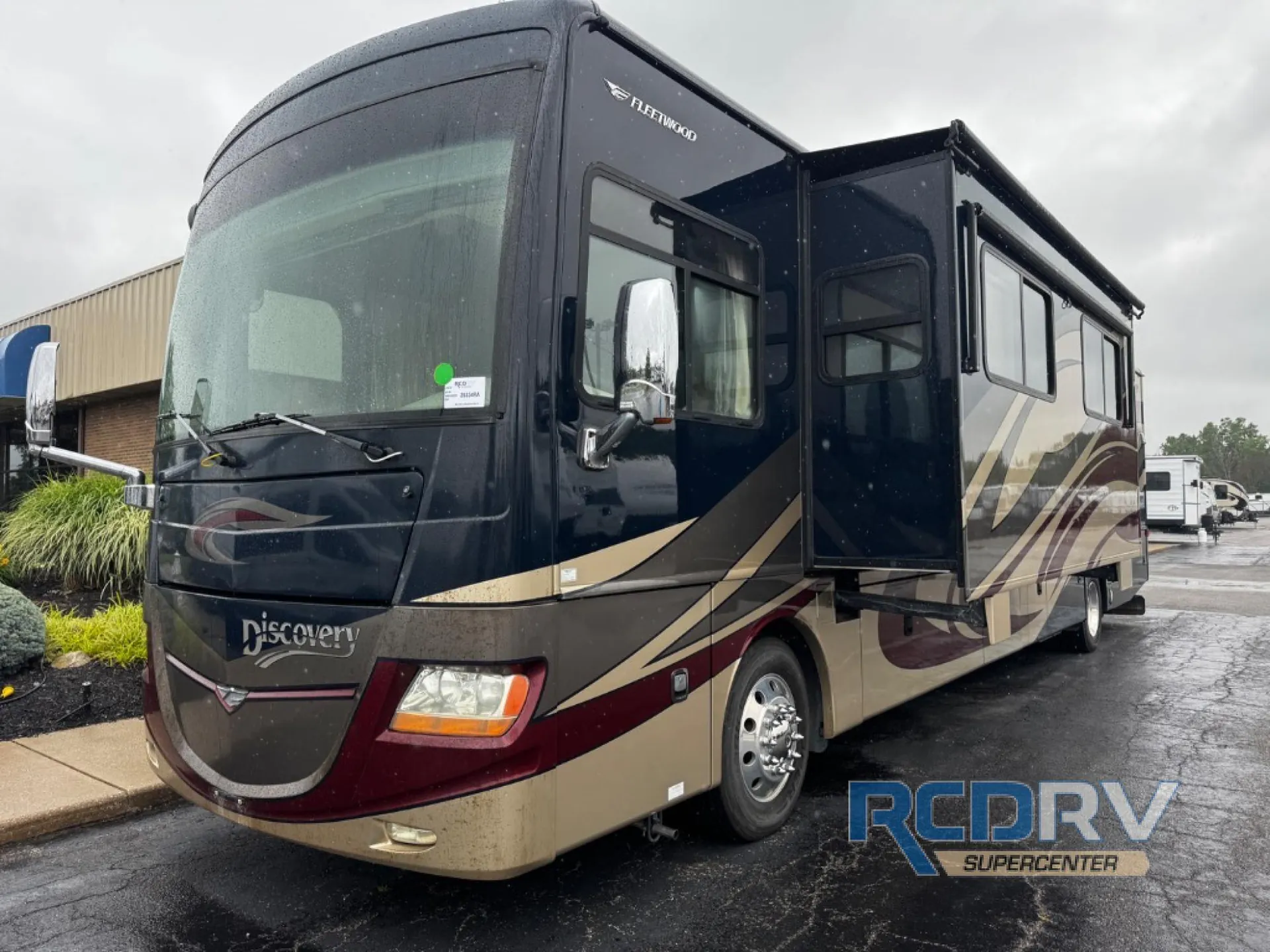 2010 Fleetwood Discovery 40X - Photo 3