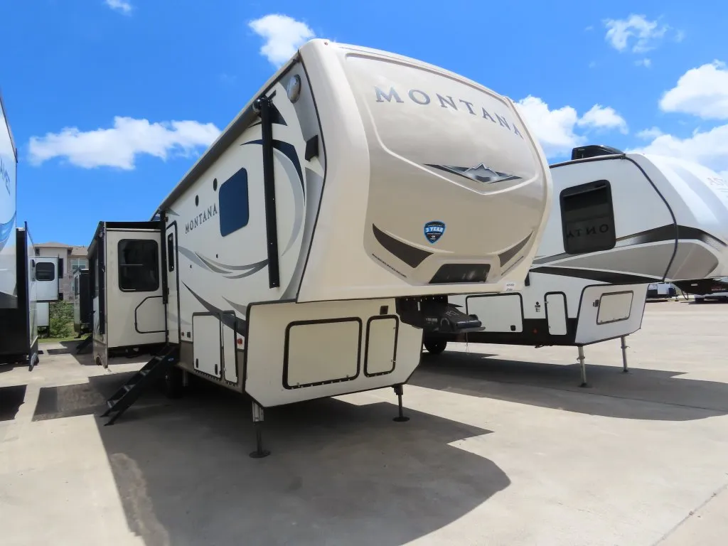 2018 Keystone Montana 3121RL - Photo 2