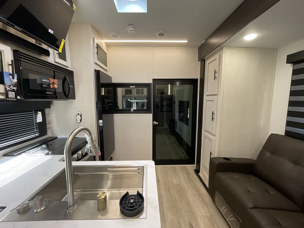 2026 Forest River Rogue Armored 32L132, Photos photo 2