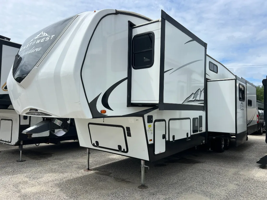 2022 East to West Tandara 385MB - Photo 4