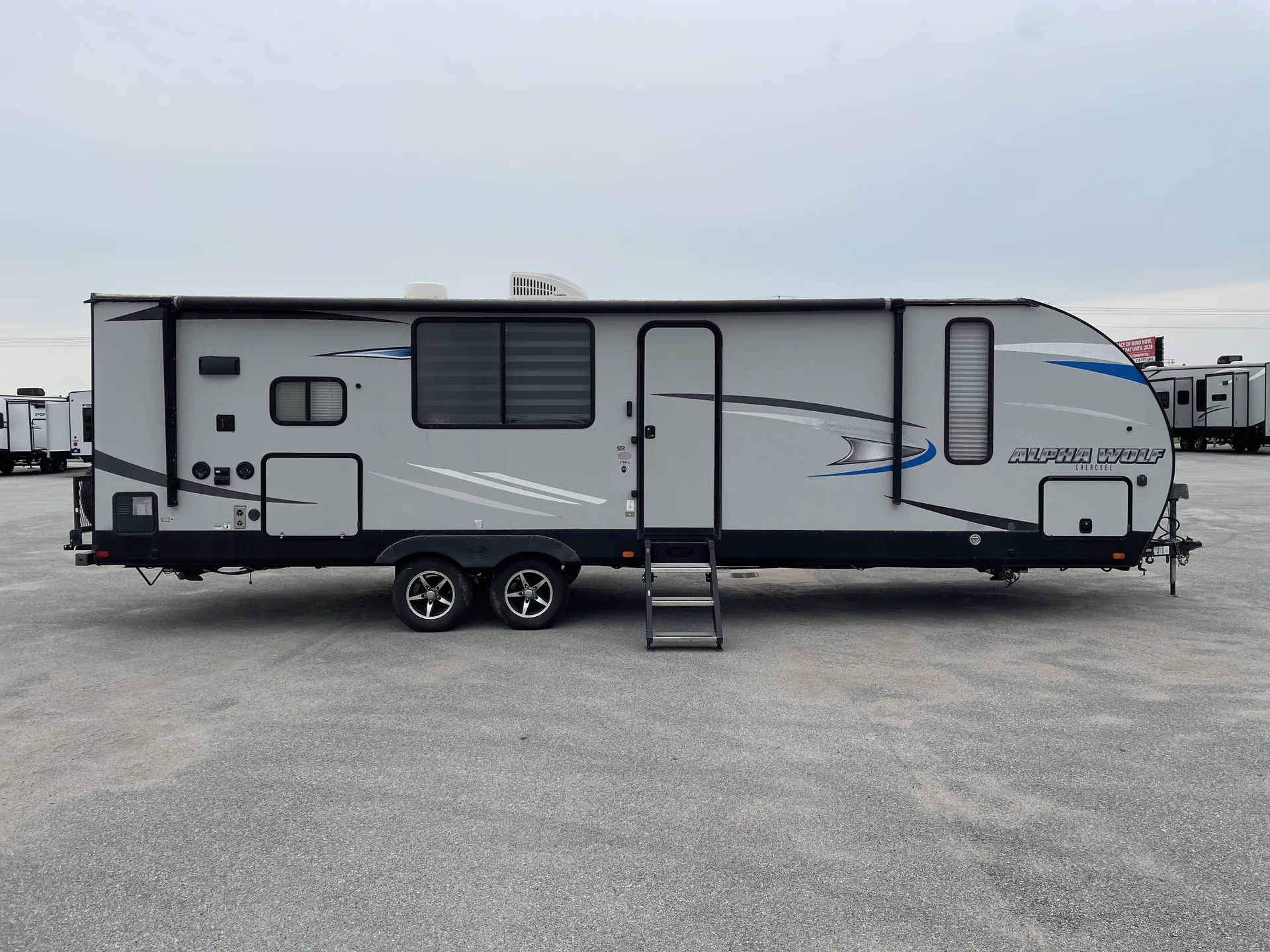 2020 Forest River Cherokee Alpha Wolf 27RK-L — campside