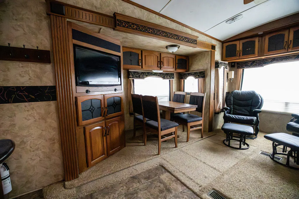 2011 Keystone Montana 3100RL, Photos photo 4
