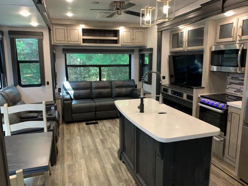 2023 Keystone Avalanche 372MB - Photo 4