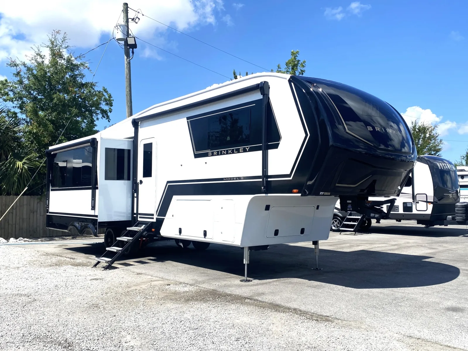 2027 Brinkley Model Z 3100 - Photo 2
