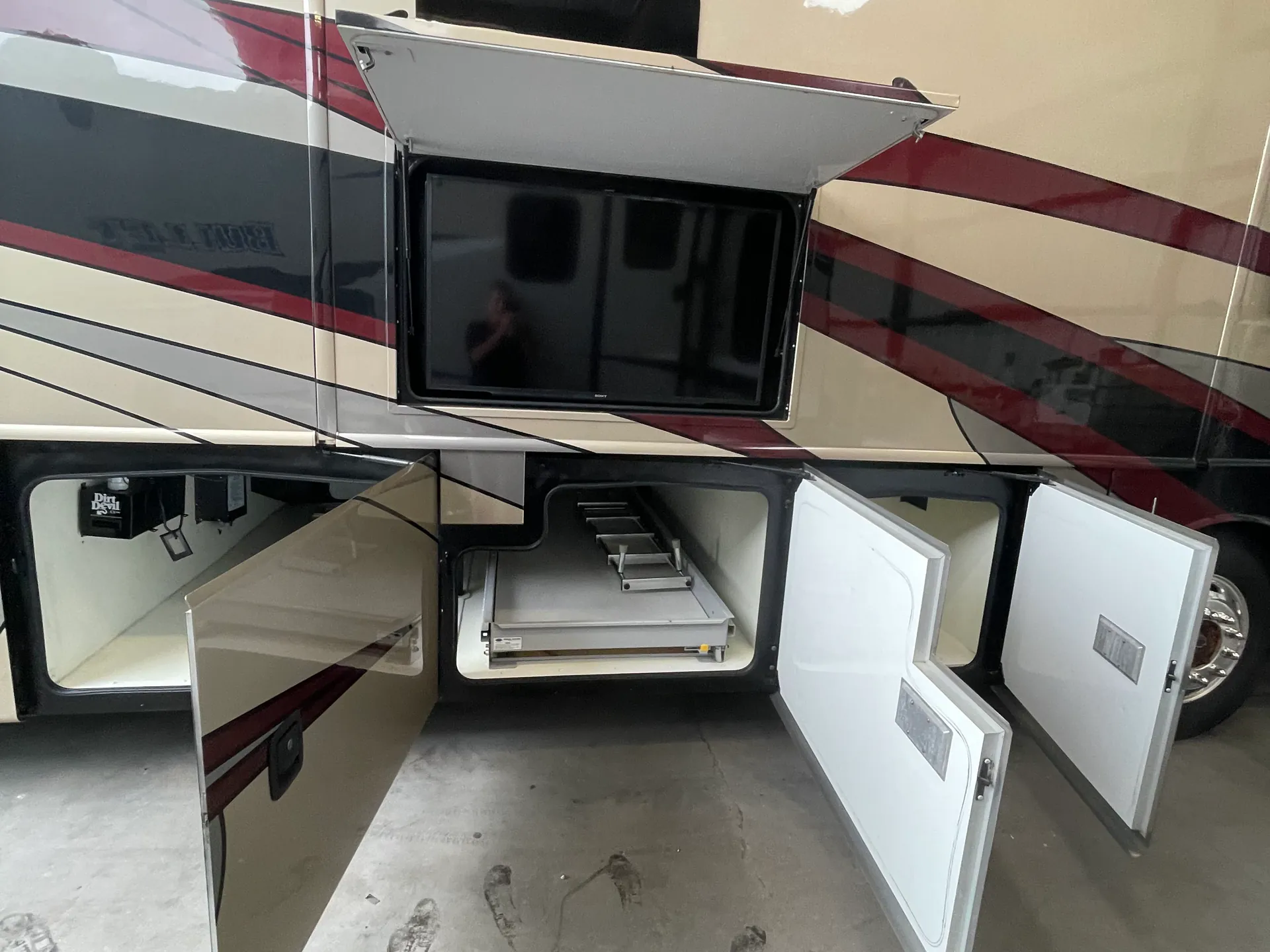 2018 Fleetwood Discovery 38N - Photo 4
