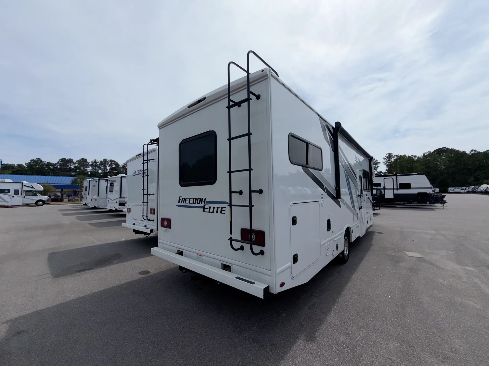 2026 Thor Motor Coach Freedom Elite 31FE — living area main