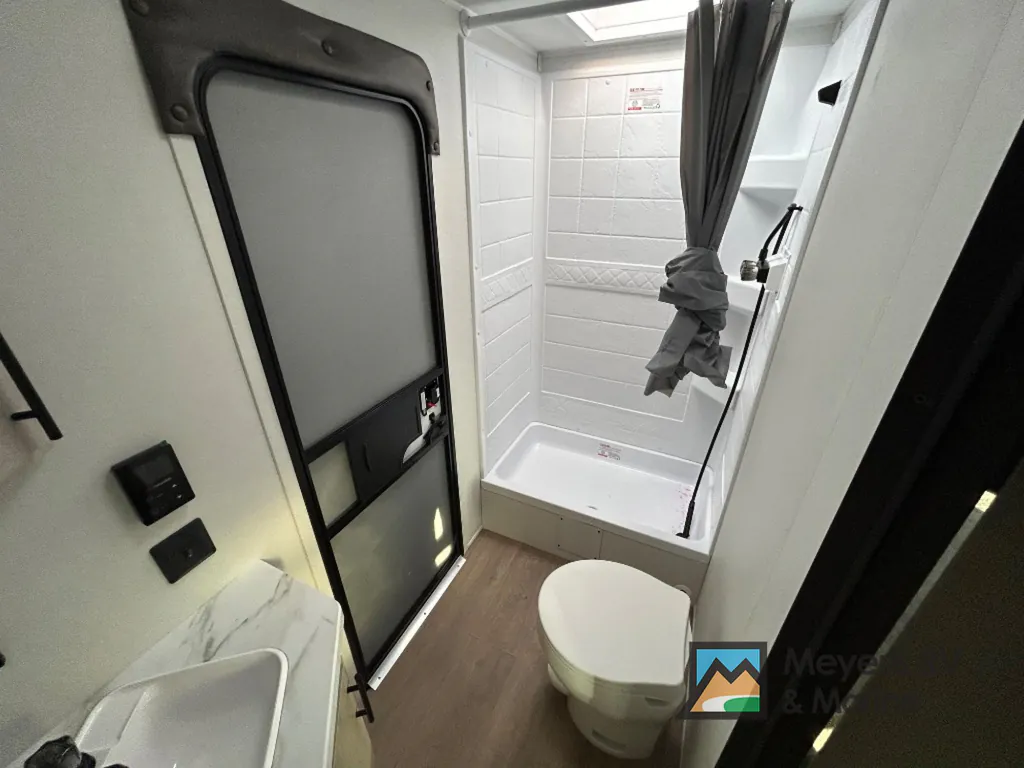 2027 East to West Della Terra 280BH, Photos photo 16