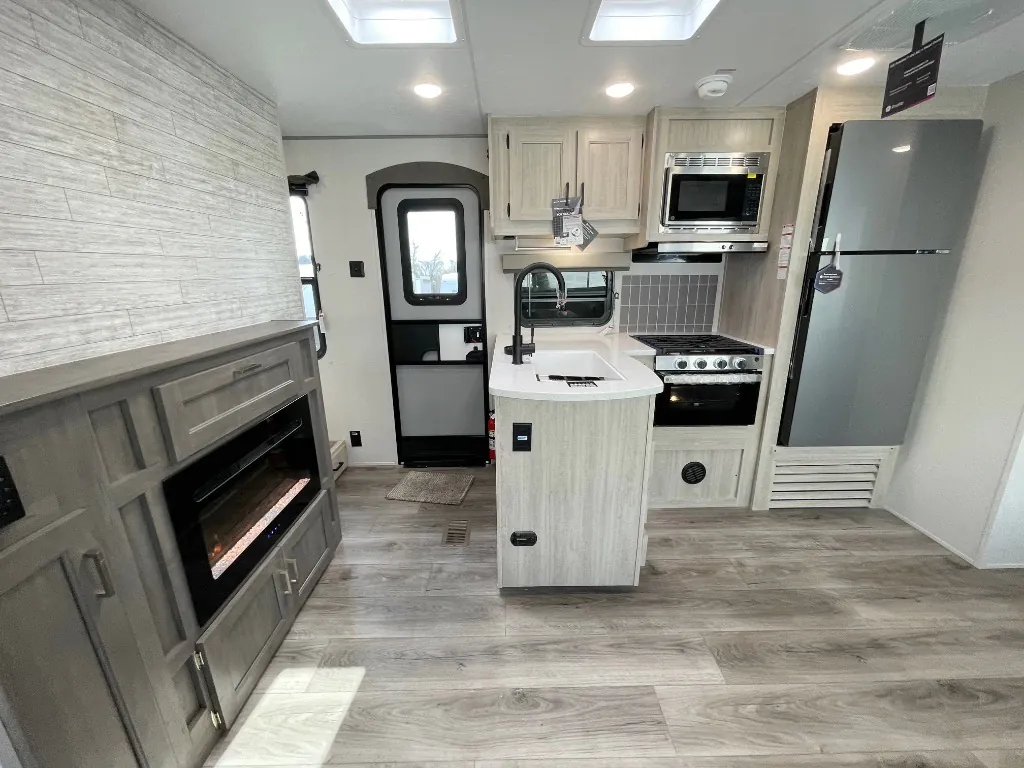 2027 Coachmen Catalina Legacy Edition 333DBDSCK, Photos photo 9