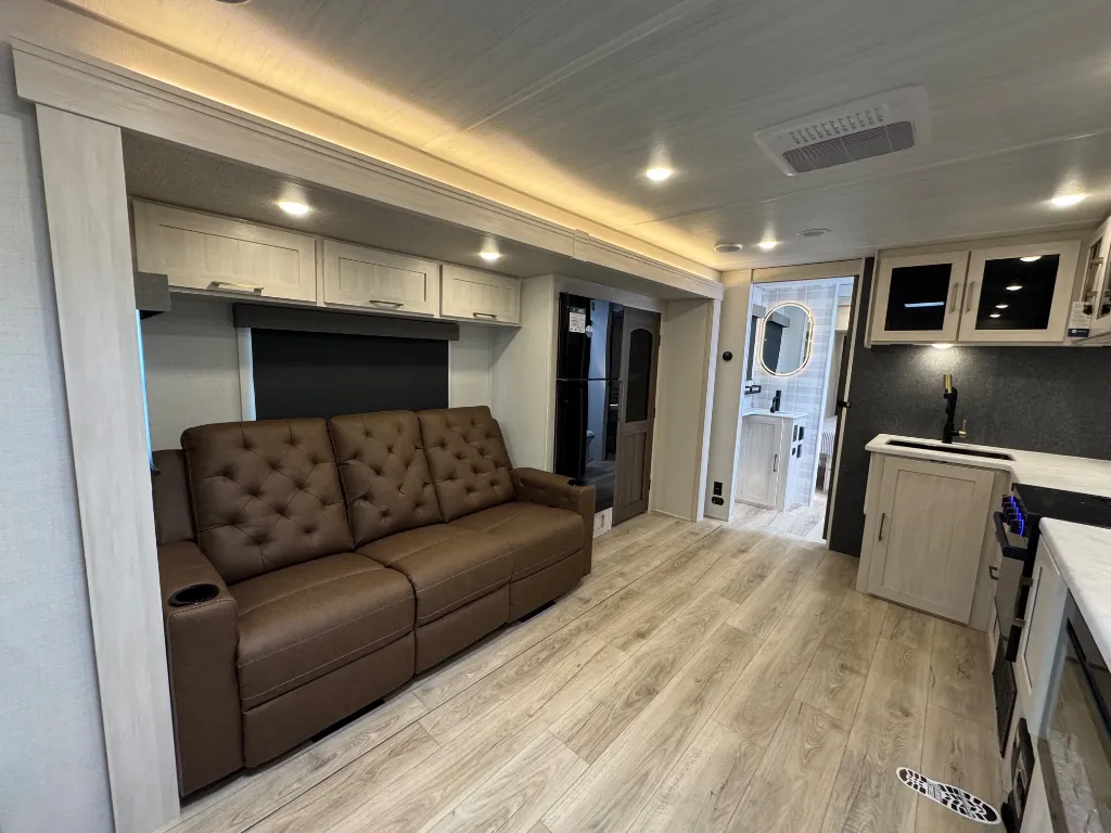 2026 Forest River Grand Surveyor 253RLS — Photo 6