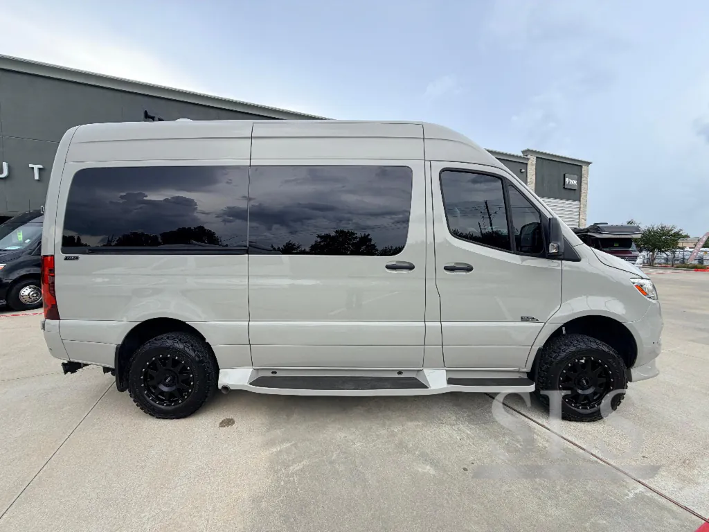 2025 Midwest Automotive Designs Luxe Cruiser D4, Photos photo 2