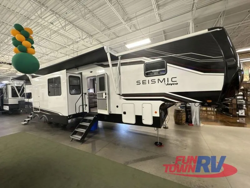 2026 Jayco Seismic 399 - Photo 2