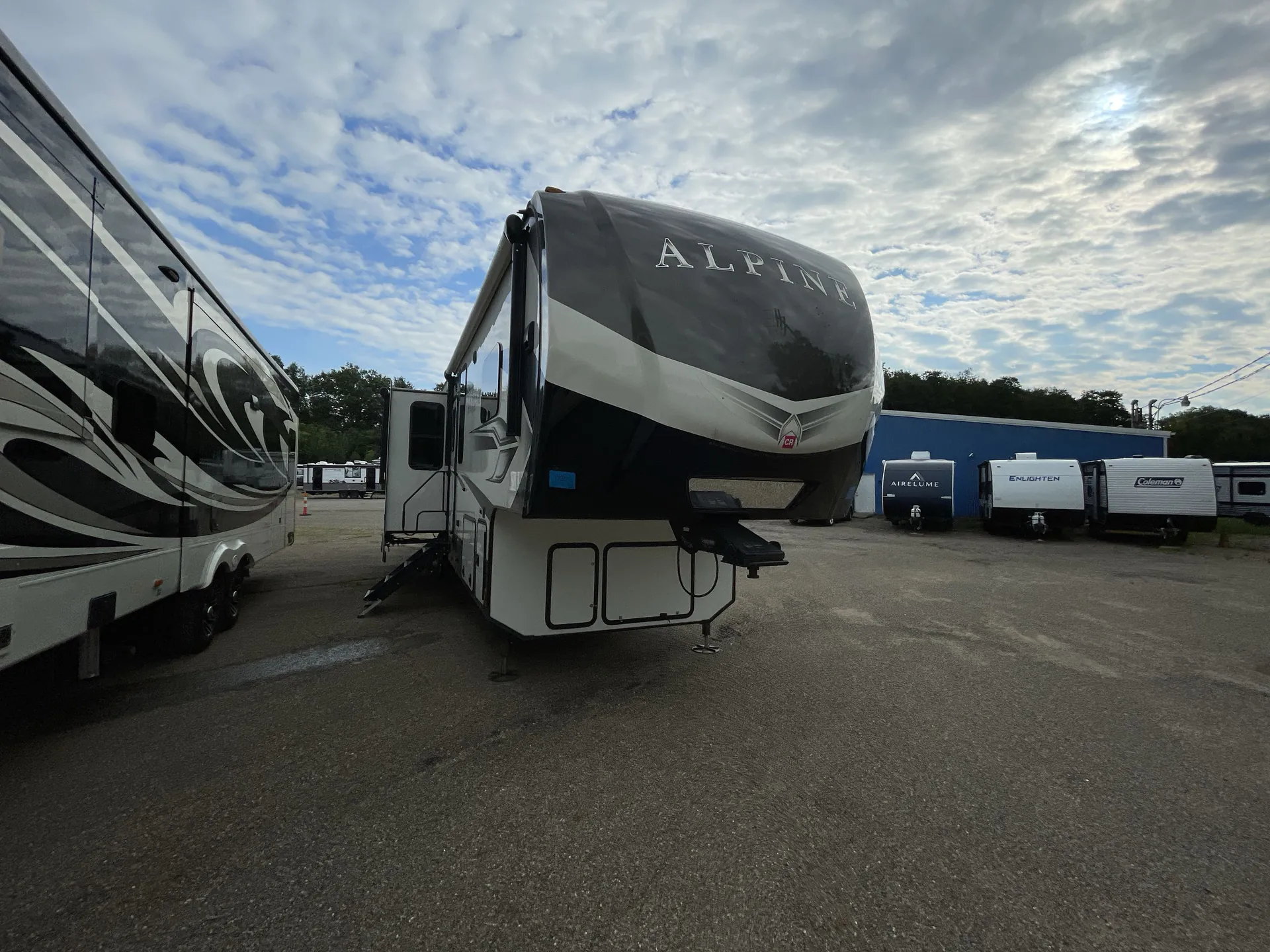 2023 Keystone Alpine 3912DS - Photo 2