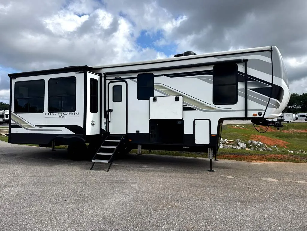 2024 Heartland Bighorn BH 3215 RL - Photo 2