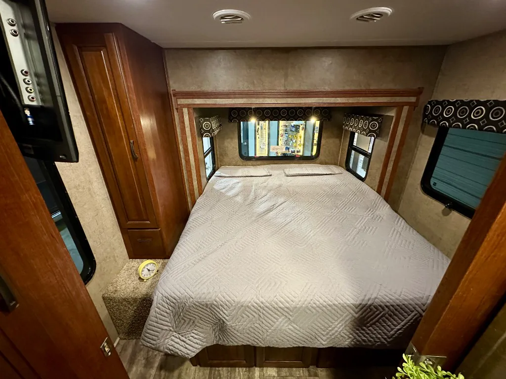 2016 Forest River Sunseeker MBS 2400R — Photo 7