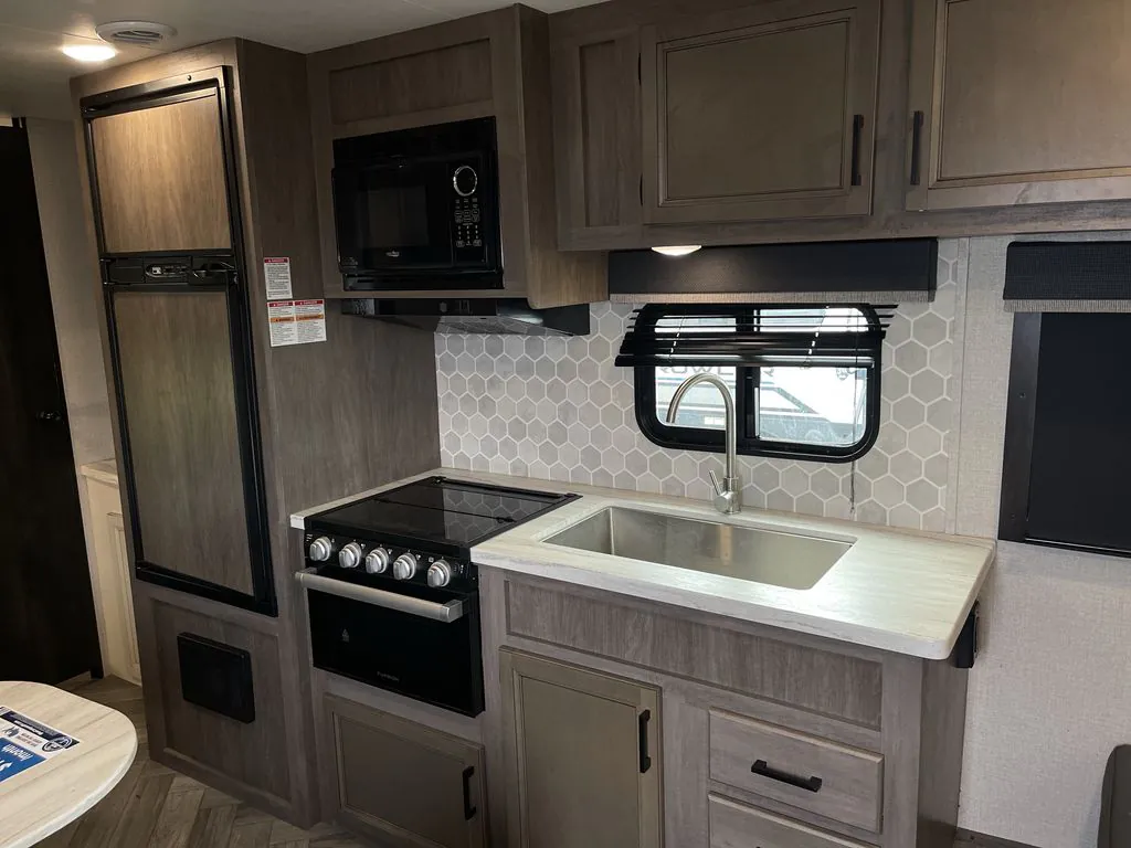 2022 Highland Ridge Light LT275RLS dealer photo 8 from Blue Compass RV