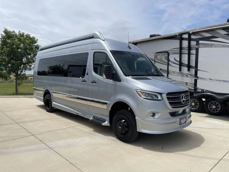 2027 Grech RV Strada-ion AWD New    AWD LOUNGE-ION - Photo 2