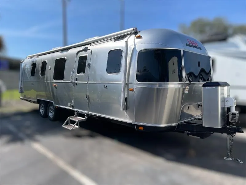 2019 Airstream Classic 33RB - Photo 2