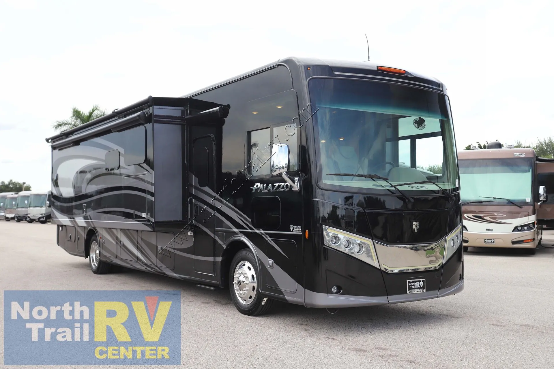 2022 Thor Motor Coach Palazzo 37.5 - Photo 2