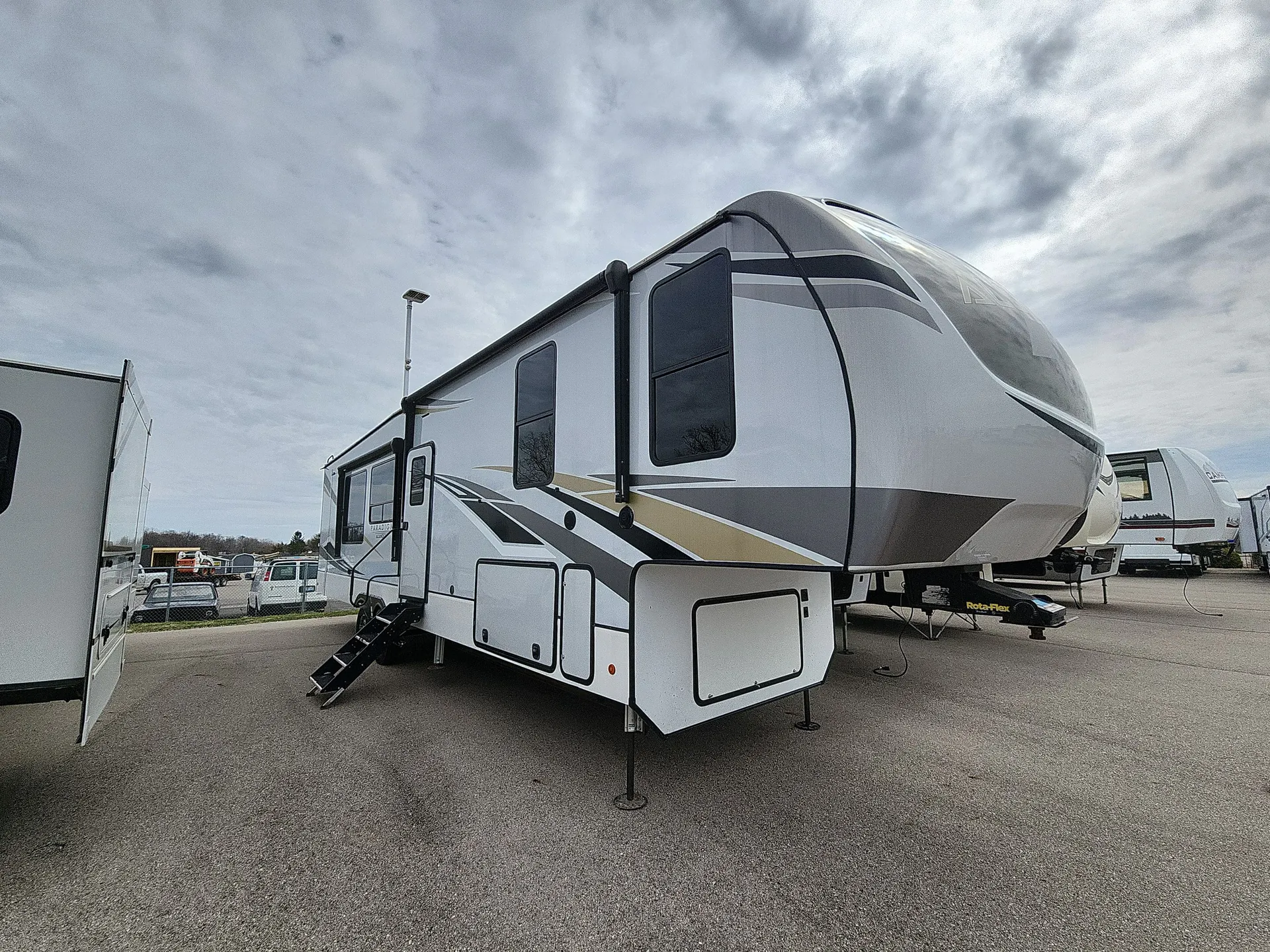 2021 Alliance RV Paradigm 372RK - Photo 2