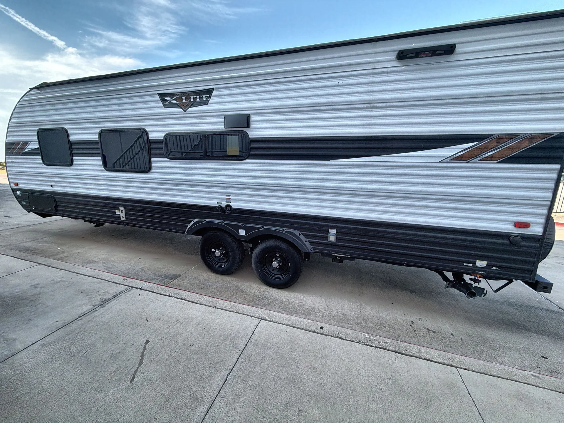 2023 Forest River Wildwood X-Lite 261BHXL — off campside