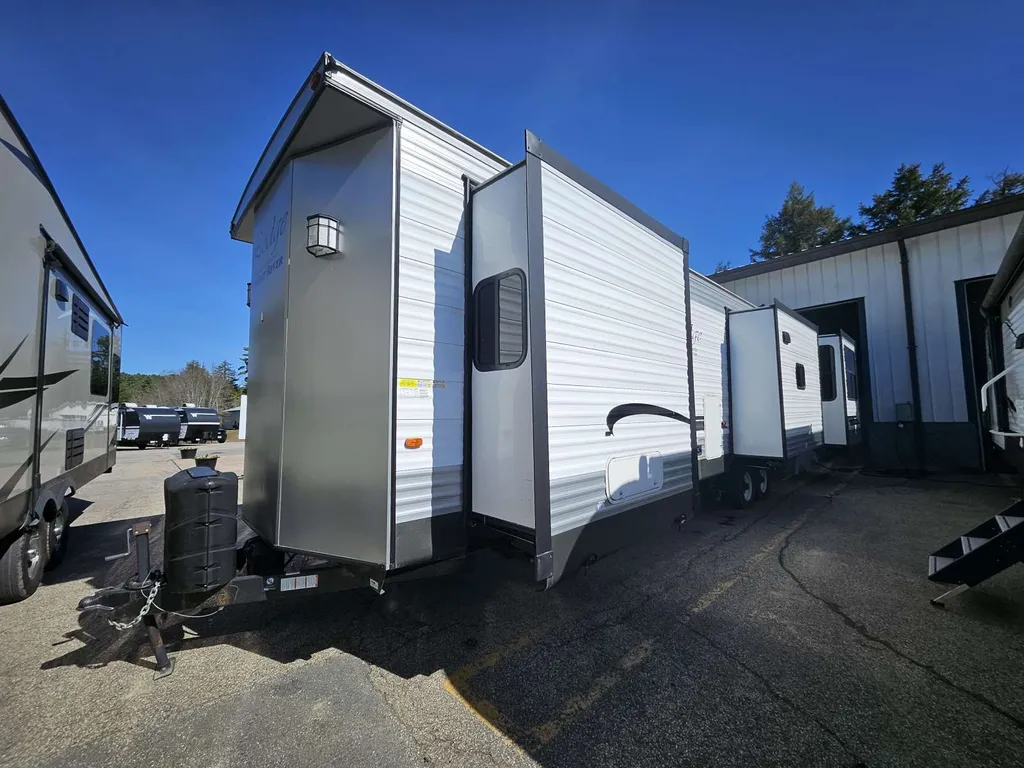 2018 Forest River Wildwood Lodge 395RET, Photos photo 4