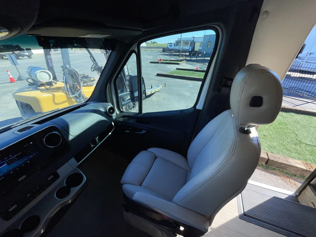 2022 Thor Motor Coach Tiburon 24FB, Photos photo 24