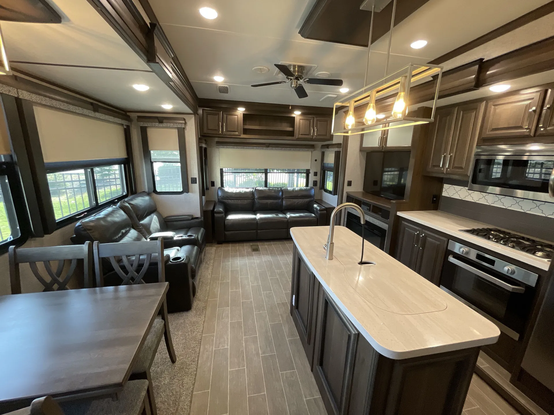 2020 Keystone Alpine 3120RS — living area main