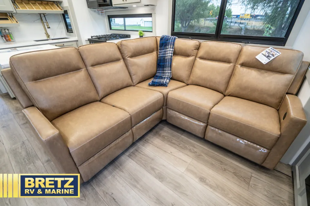 2026 Brinkley Model G 3950, Living area photo 5