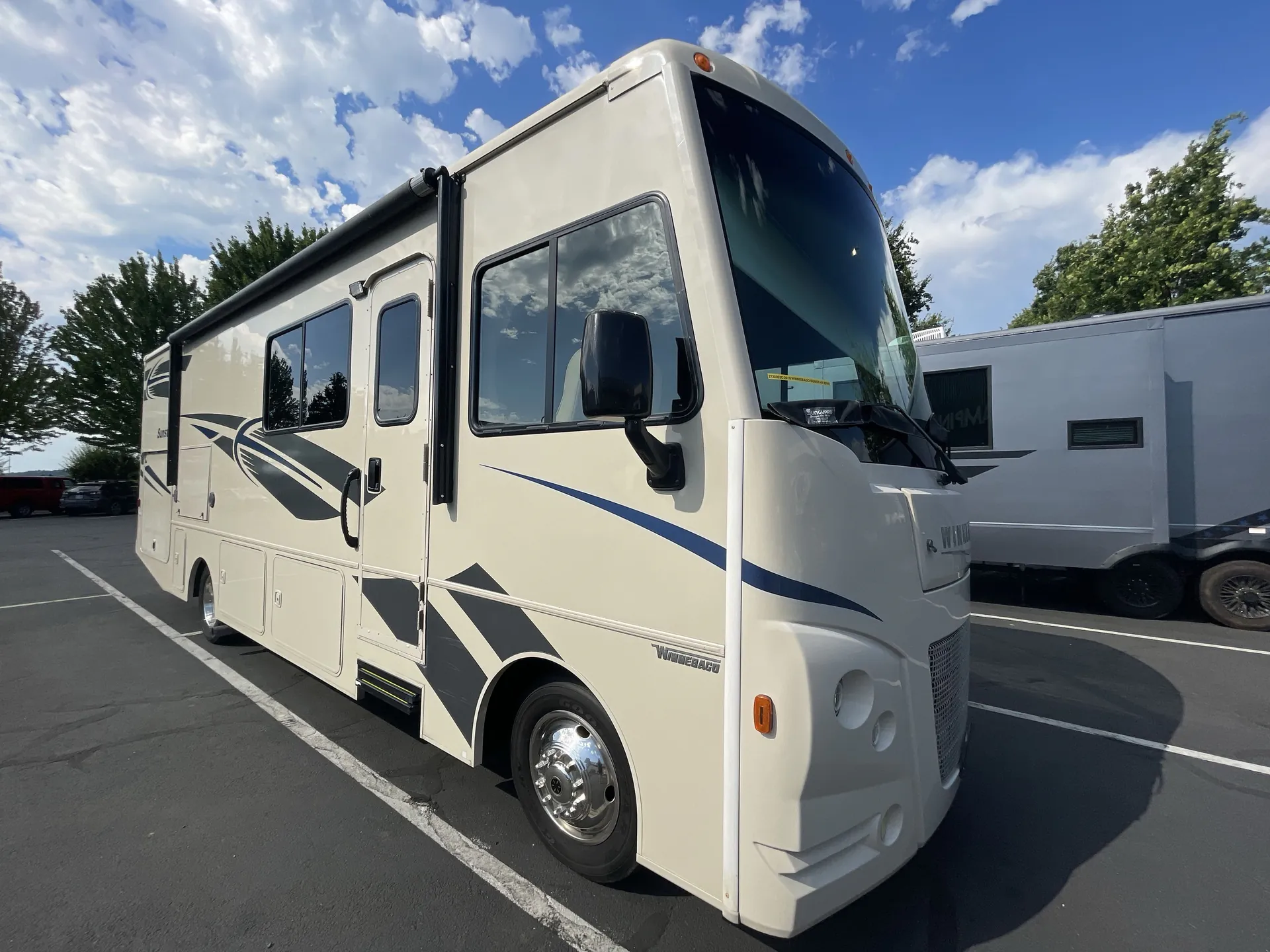 2018 Winnebago Sunstar 29V - Photo 2